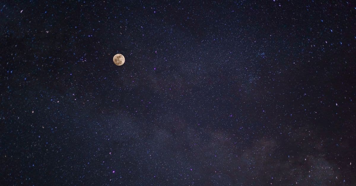 Mum ışığında tarot kartları ile mistik astroloji kompozisyonu