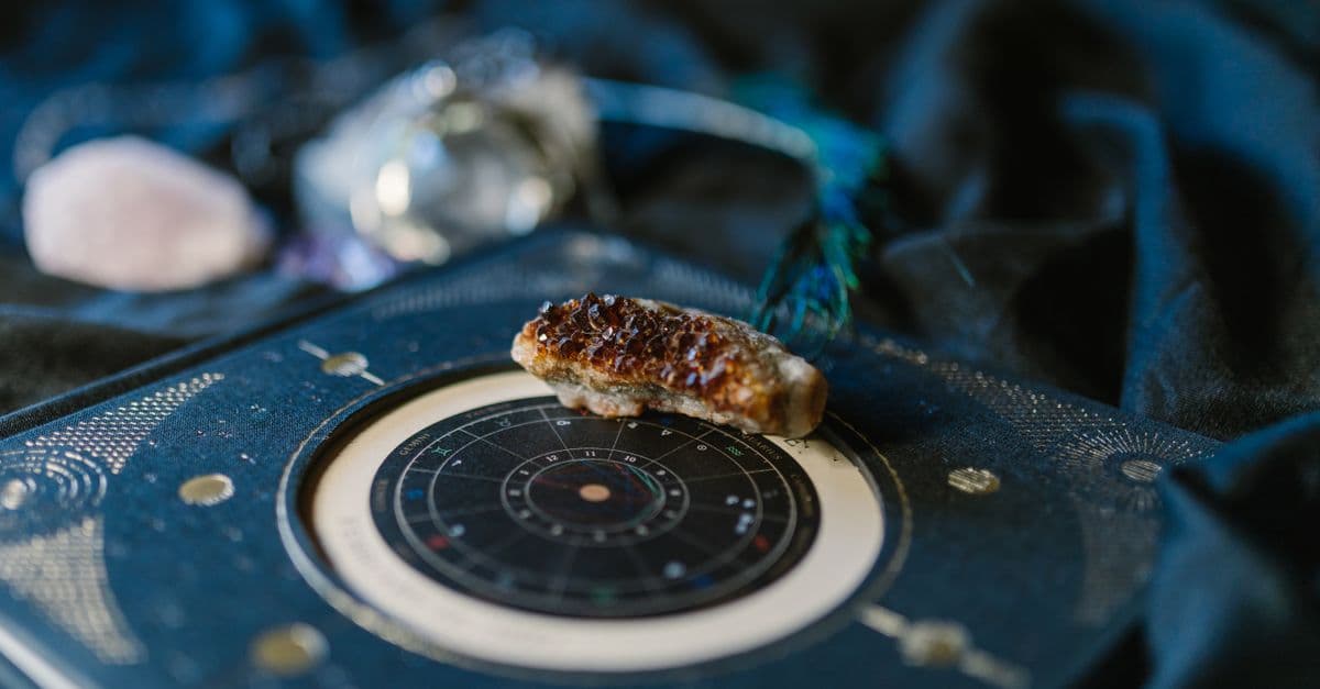 Yıldızlı gece gökyüzü ve ay temalı astroloji görseli