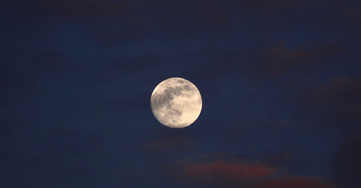 Dolunay ve gece gökyüzü temalı astroloji görseli