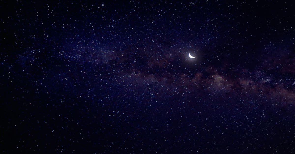 Gece gökyüzünde yıldızlar ve ay temalı astroloji görseli