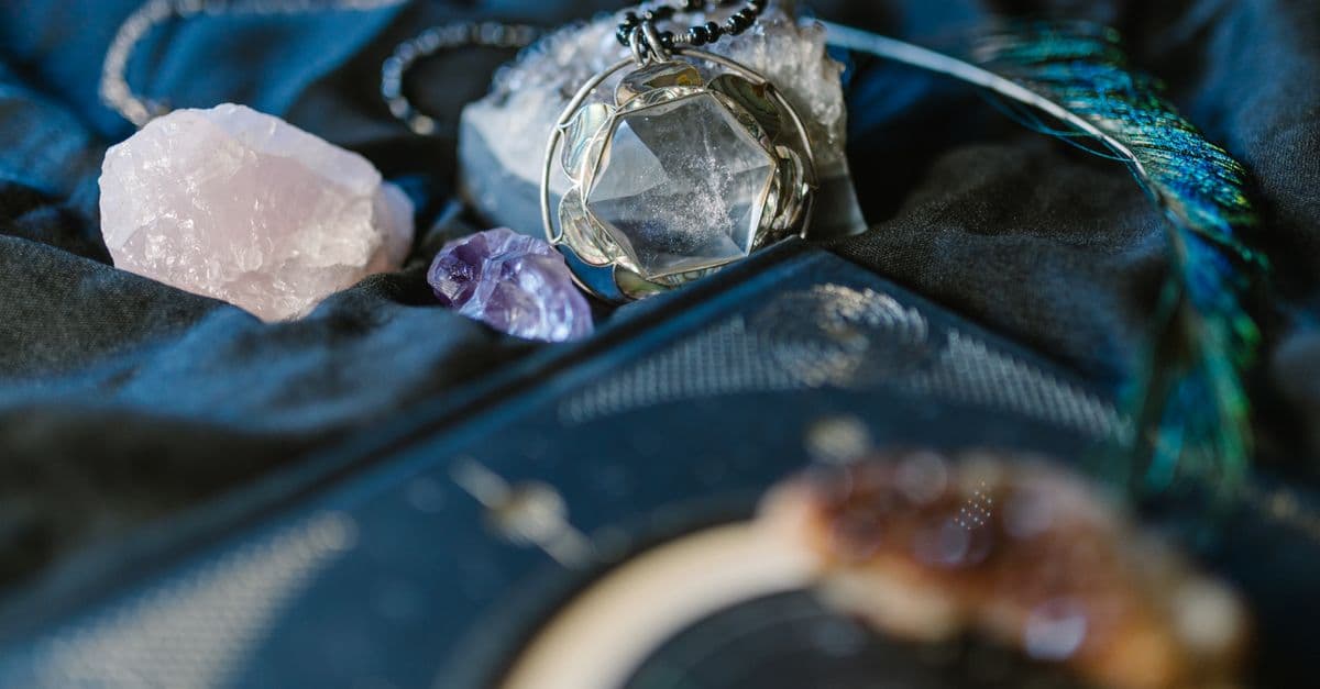 Mumlar ve tarot kartlarıyla mistik bir astroloji kompozisyonu