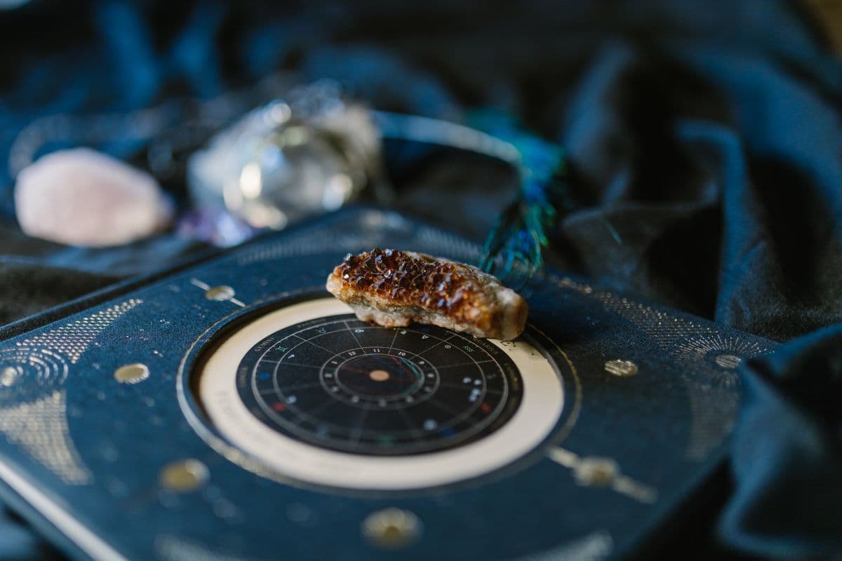 Zodyak çarkı ve astroloji sembolleriyle mistik bir kompozisyon