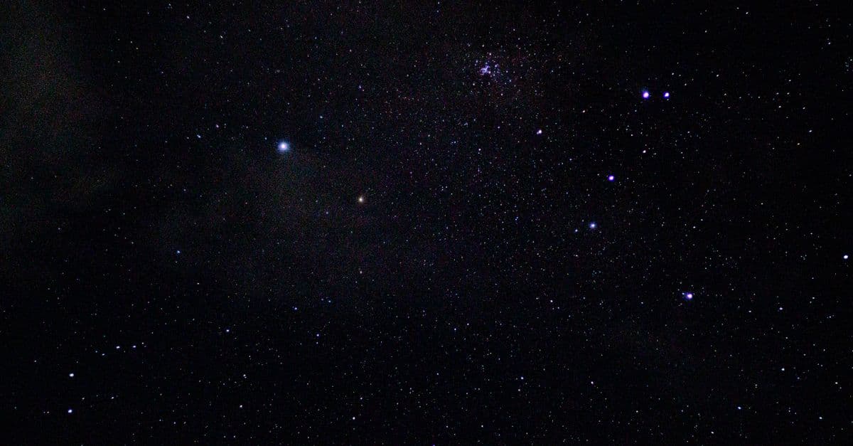 Yıldızlı gece gökyüzü ve takımyıldızlarıyla mistik bir astroloji sahnesi