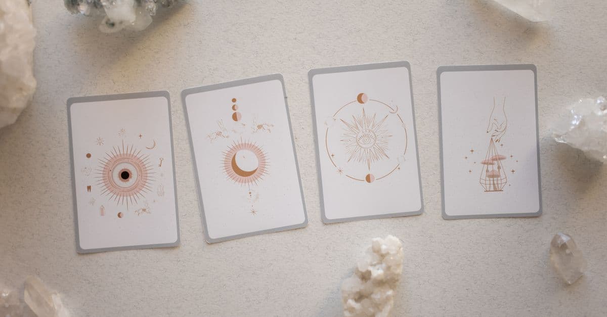 Kristal taşlar ve ay evreleriyle mistik astroloji düzenlemesi
