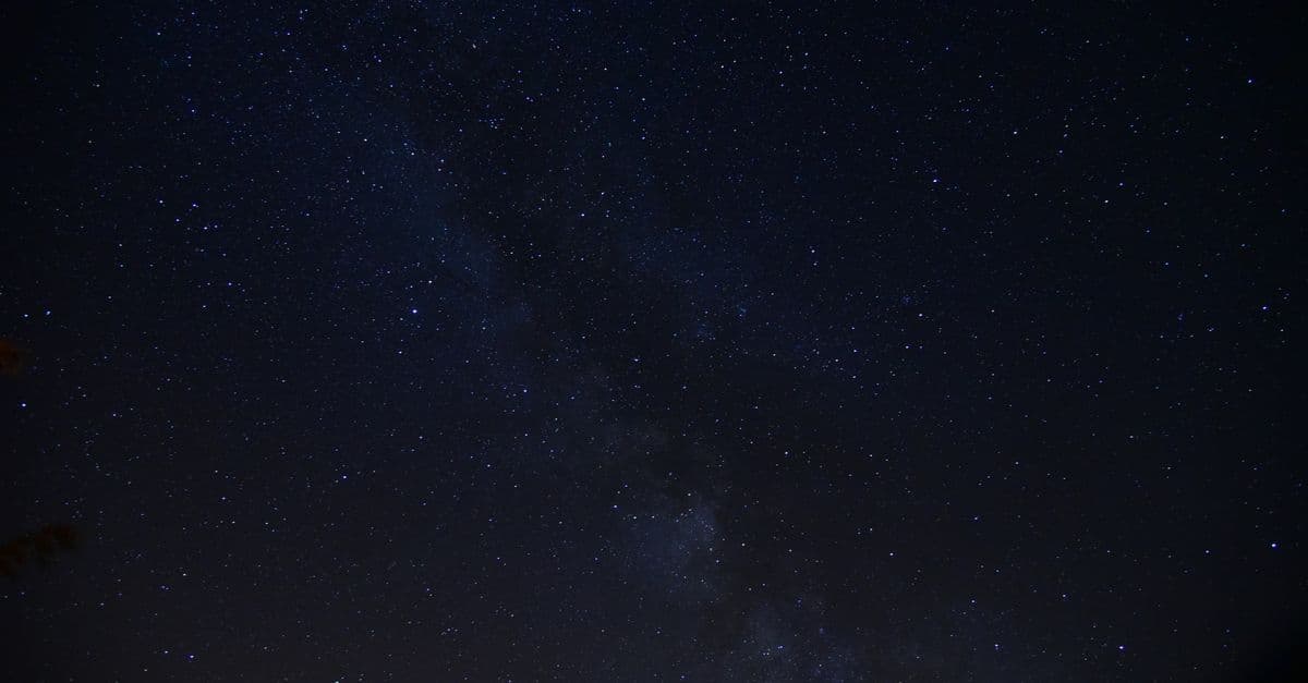 Samanyolu ve yıldızlarla dolu sakin gece gökyüzü