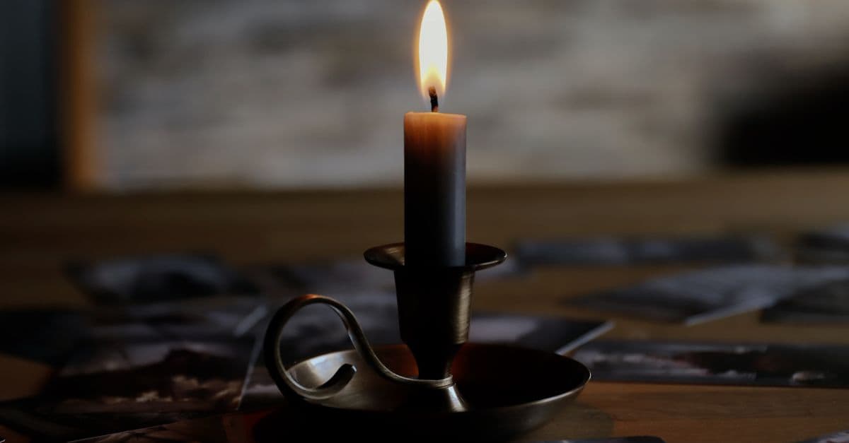 Tarot kartları ve mumlarla mistik bir düzenleme
