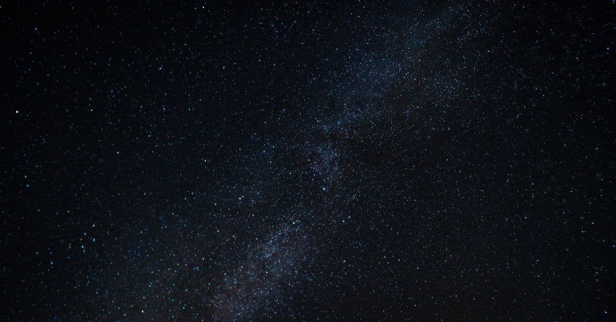 Gece gökyüzünde parlayan yıldızlar ve samanyolu