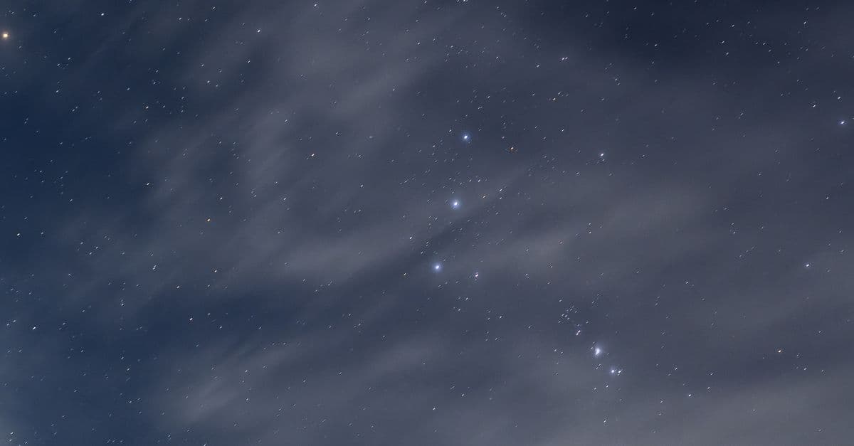 Gece gökyüzünde belirgin yıldızlar ve takımyıldız görünümü
