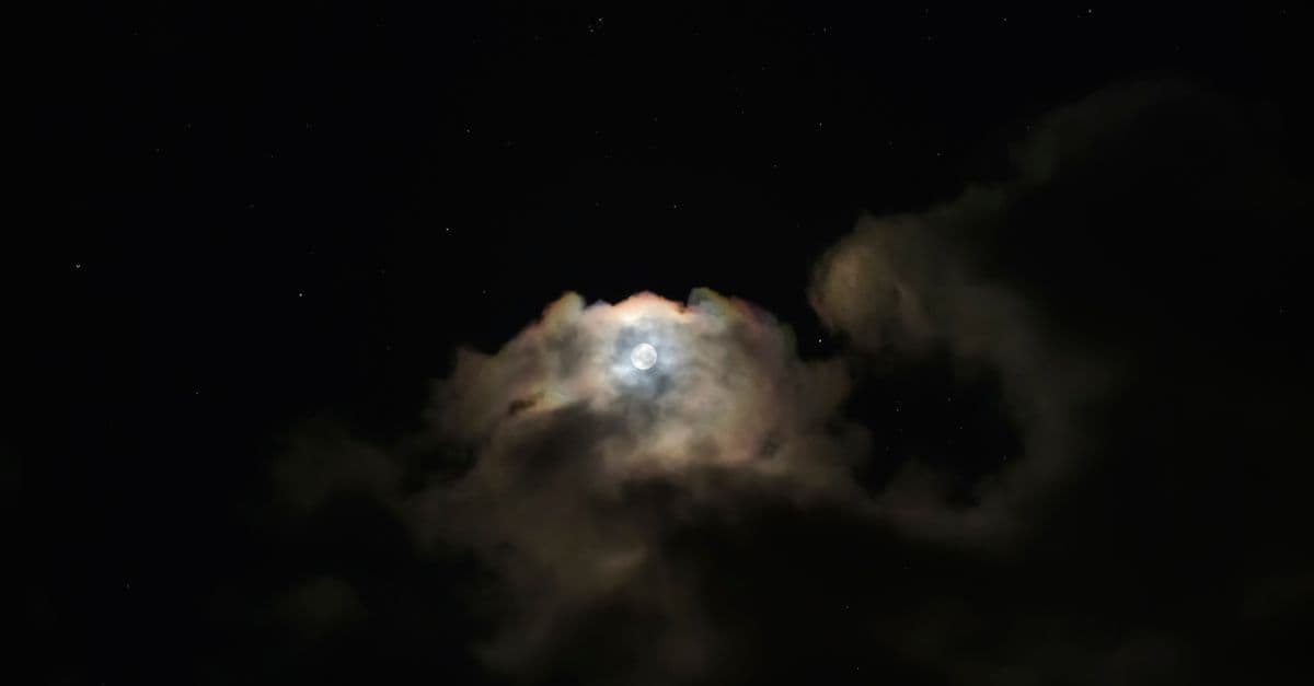 Yıldızlı gökyüzü altında günün astroloji enerjisi