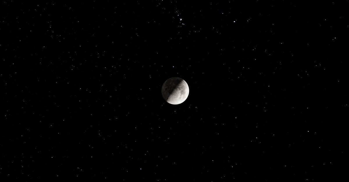 Astroloji sembolleriyle aydınlatılmış mistik bir atmosfer