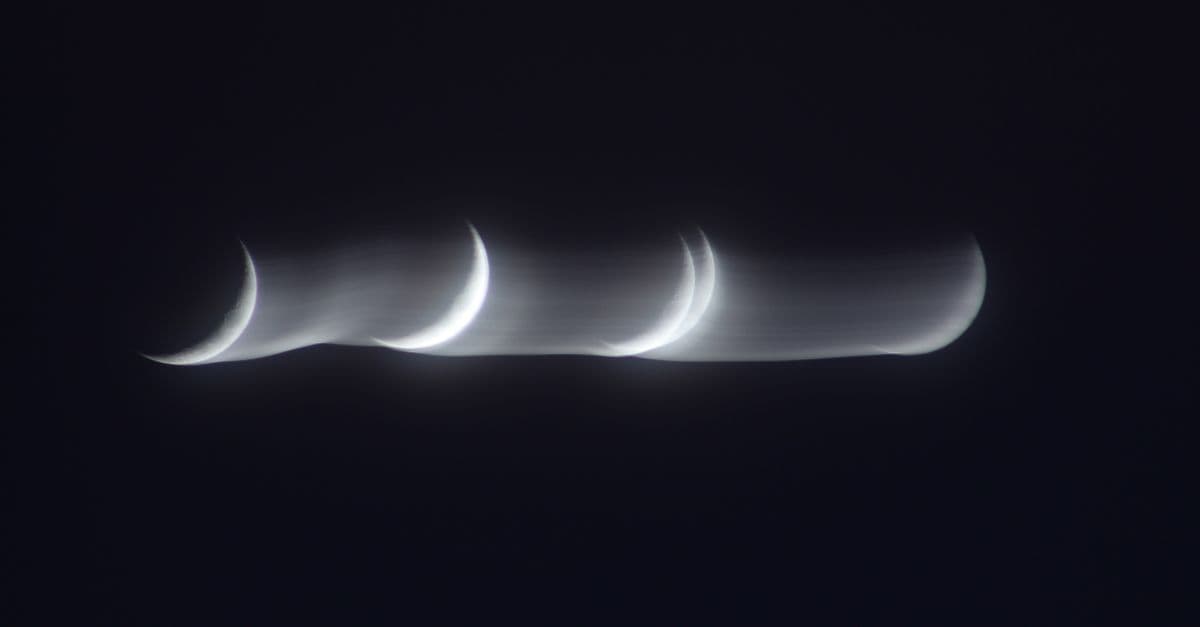 Gece gökyüzünde ay ve yıldızların oluşturduğu mistik görünüm