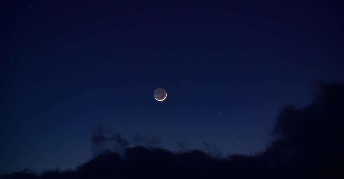 Ay ışığının gökyüzündeki bulutları aydınlattığı gece manzarası