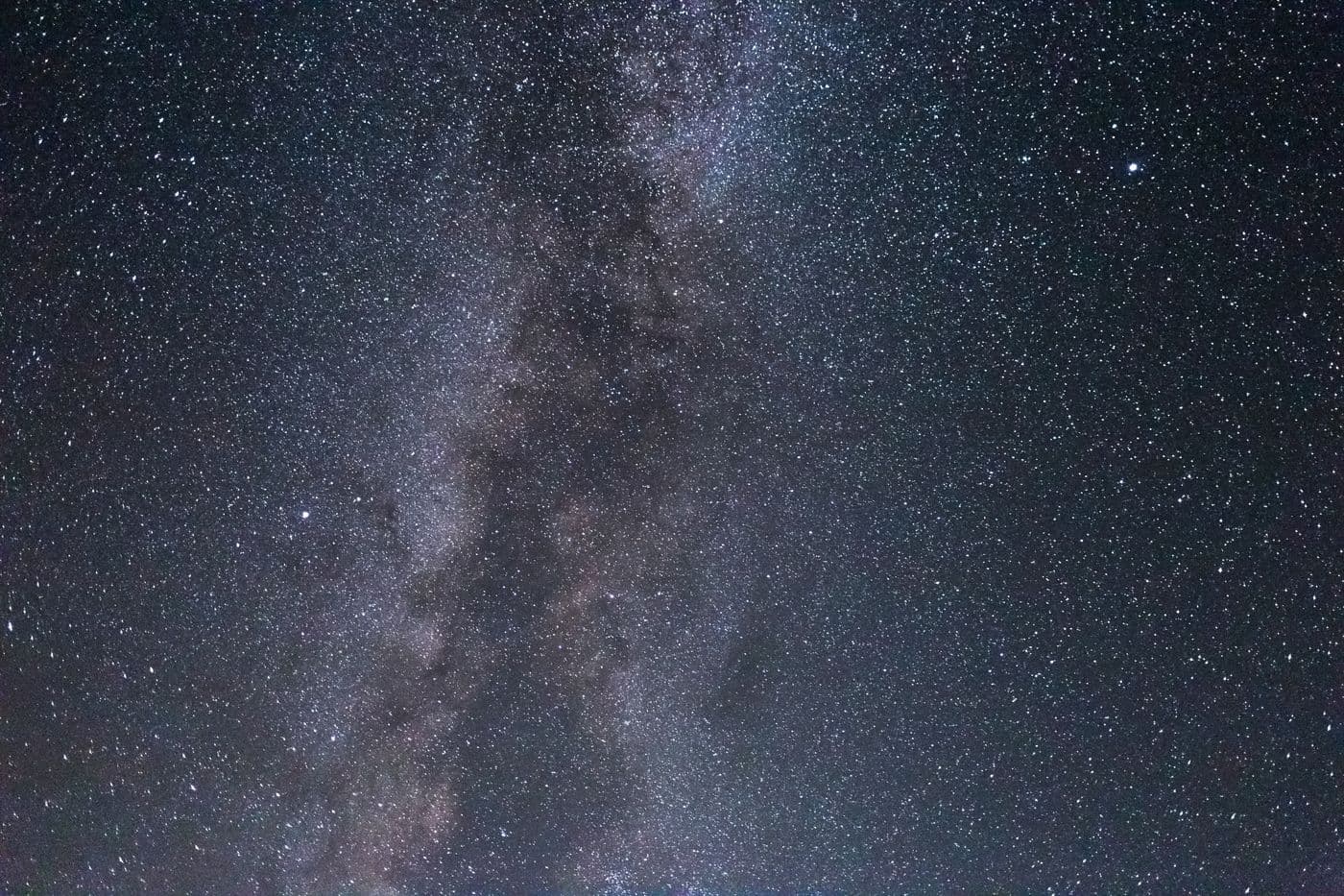 Gece gökyüzünde samanyolu ve yıldızlarla dolu mistik manzara