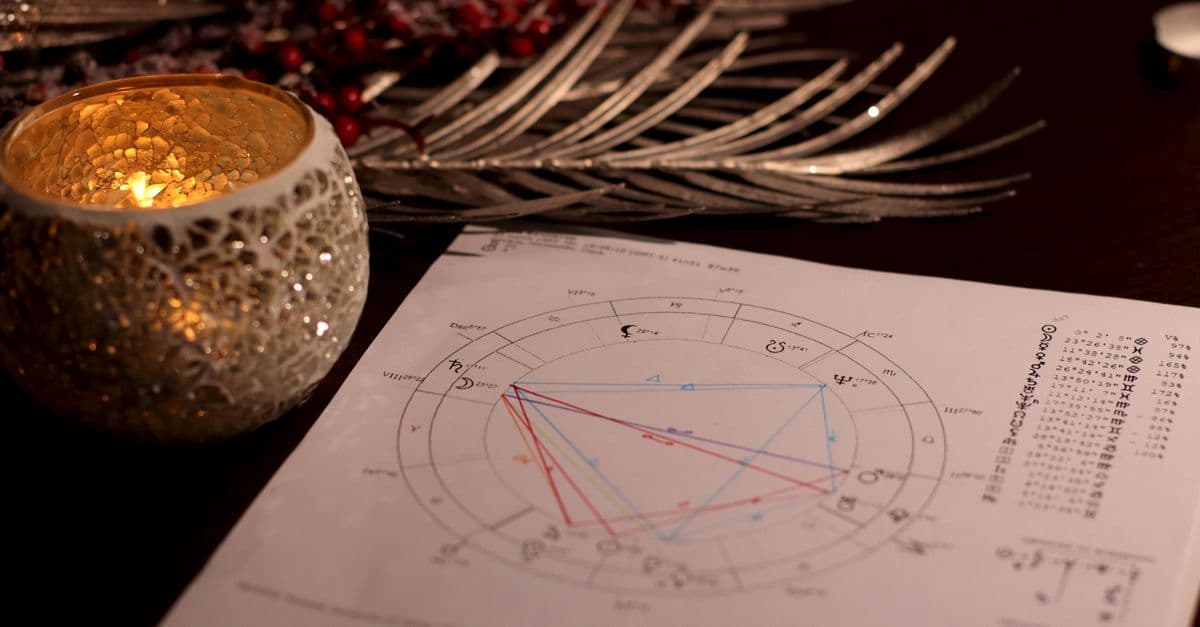 Kristaller ve mumlarla hazırlanan sakin bir astroloji köşesi