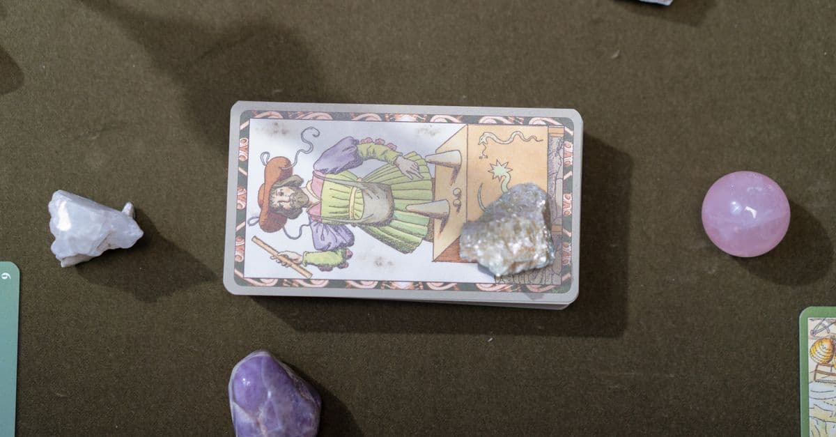 Astroloji sembolleriyle çevrili mum ışıklı mistik masa