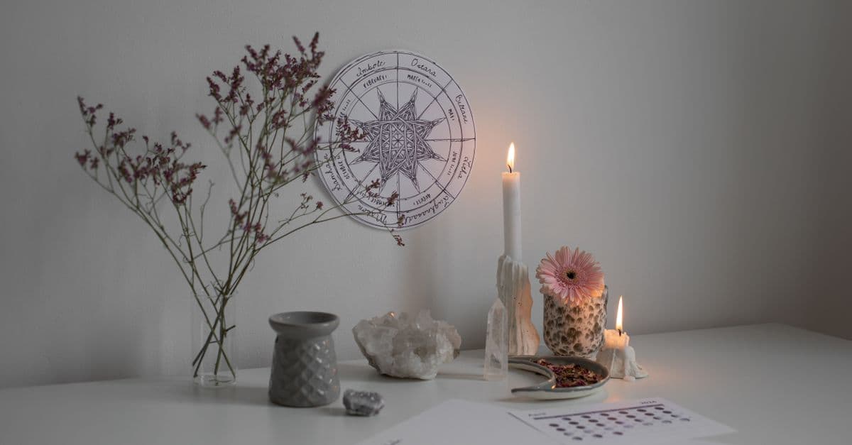 Kristaller ve mumlarla hazırlanan sakin astroloji köşesi