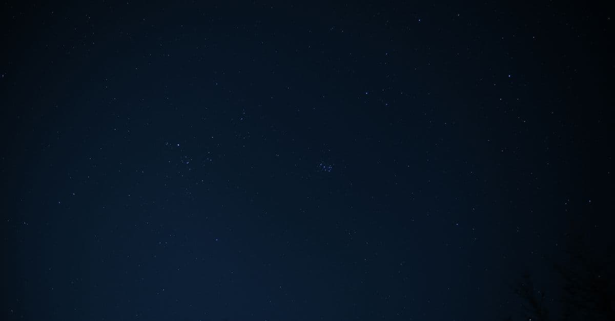 Yıldızlarla dolu gece göğünde belirginleşen takımyıldızlar