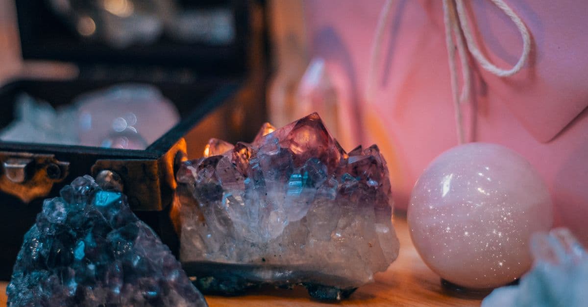 Mor kristaller ve günün sezgisel astroloji atmosferi