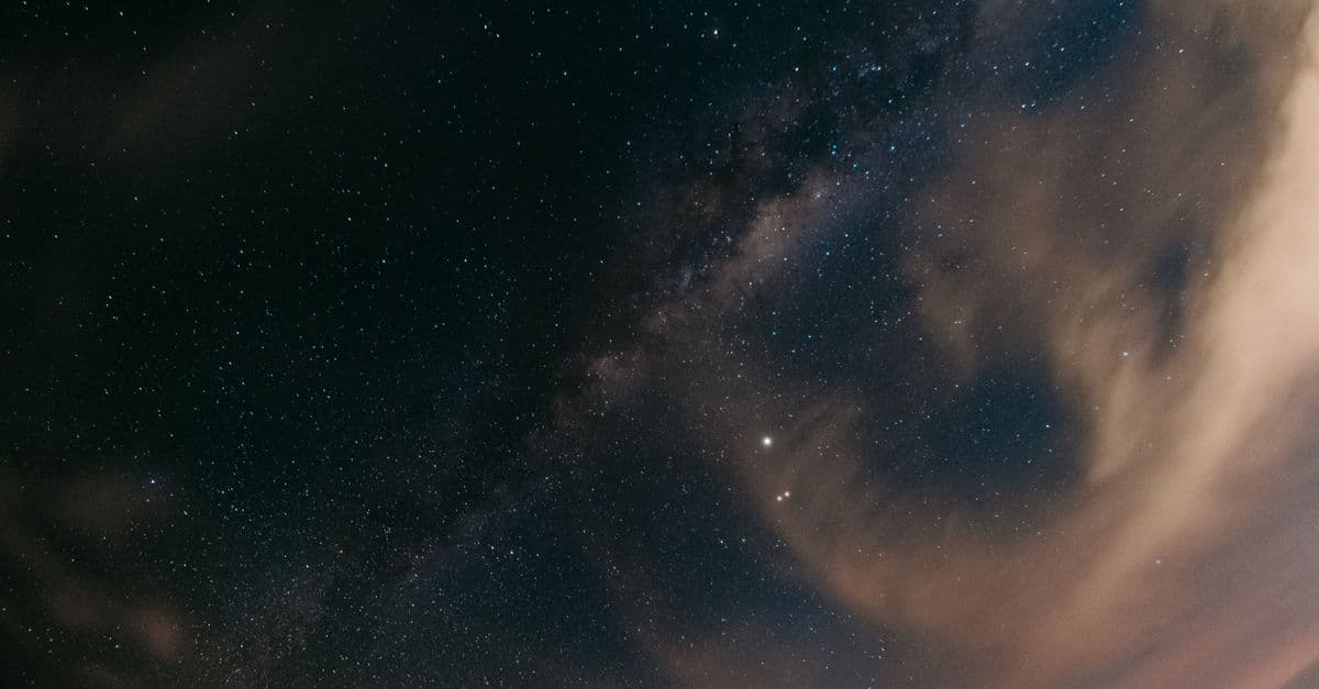 Gece yarısı yıldız haritası ve takımyıldızlarla dolu kozmik bir görüntü