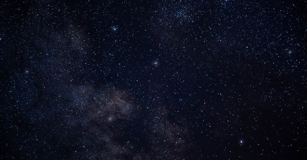 Gece göğünde yıldız kümelerini gösteren etkileyici takım yıldızı görünümü