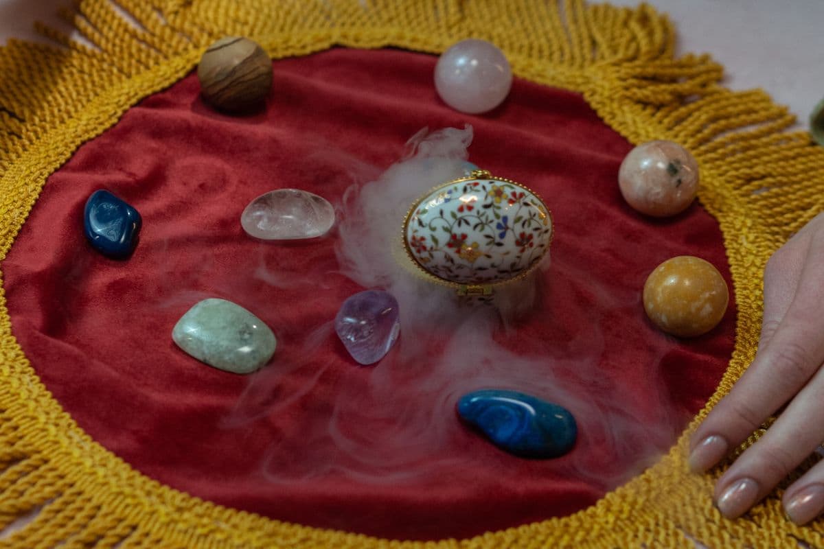 Mumlar ve tarot kartlarıyla mistik bir astroloji masası
