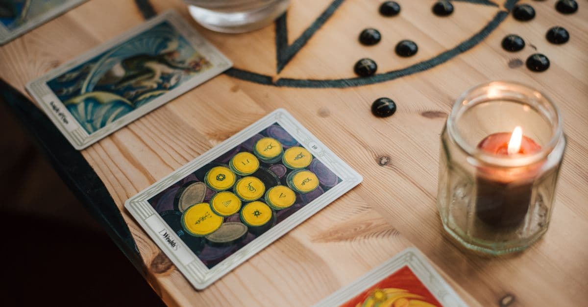 Mumların ve tarot kartlarının oluşturduğu mistik bir masa düzeni