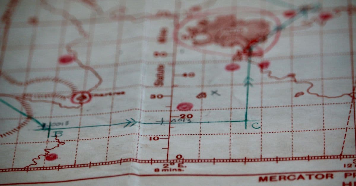 Yıldız haritası ve gök cisimlerinin işaretlendiği astroloji temalı çizim