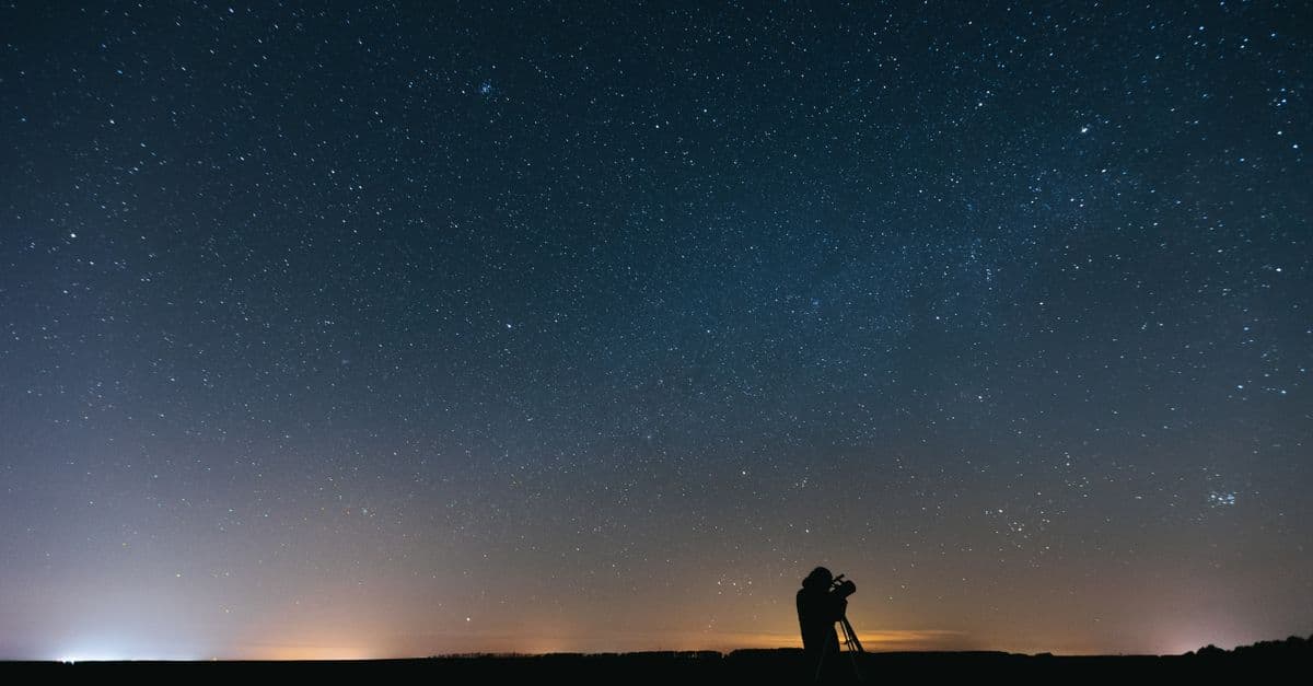 Gece gökyüzünü inceleyen teleskop ve yıldızlar