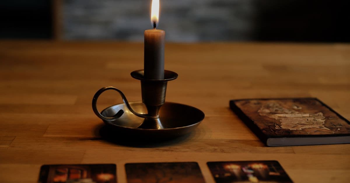 Mum ışığında tarot kartları ve mistik masa düzeni