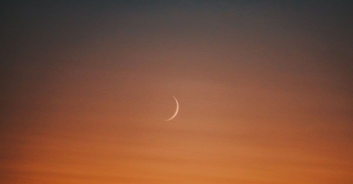 Ay ışığı altında mistik gökyüzü ve astroloji atmosferi