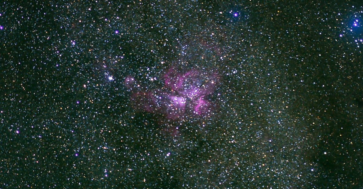 Mor tonlarda yıldızlar ve derin uzay manzarası