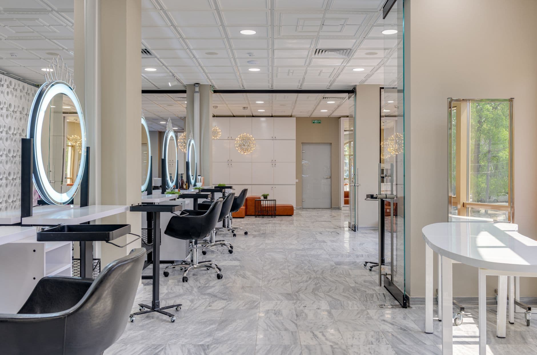 Güzellik salonu işletmelerinde franchise modelini temsil eden modern salon