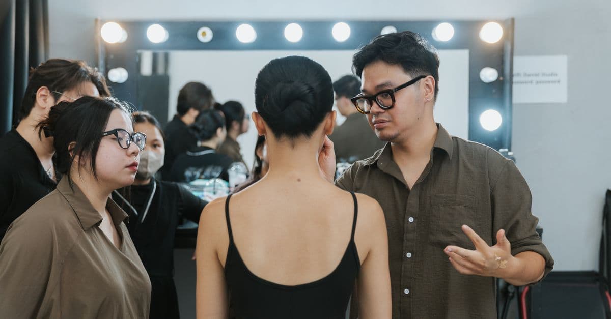Bir moda çekiminin kulisinde hazırlanan model ve stil ekibi