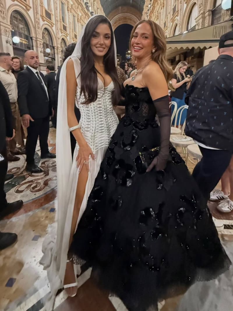 Hande Erçel ile Jennifer Lopez uluslararası bir davette yan yana