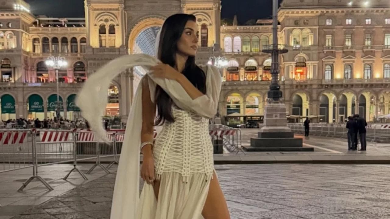 Hande Erçel Milano'da beyaz elbisesiyle gece etkinliğinde