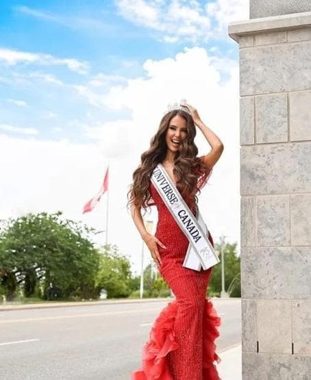 Aslıhan Moralı kırmızı elbisesi ve Miss Universe Canada tacıyla poz verirken