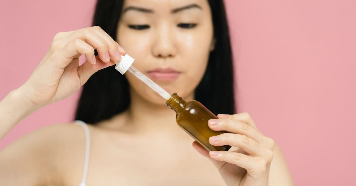Cilt bakım ürünleri ve serum şişeleri
