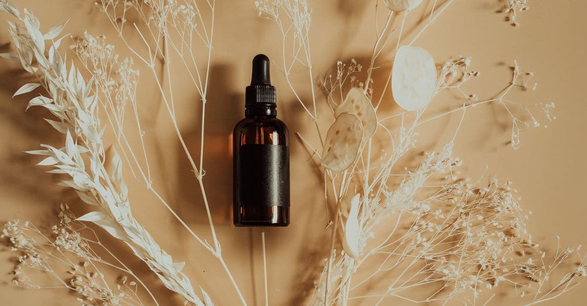 Bitkisel içeriklerle hazırlanan bakuchiol serum şişesi