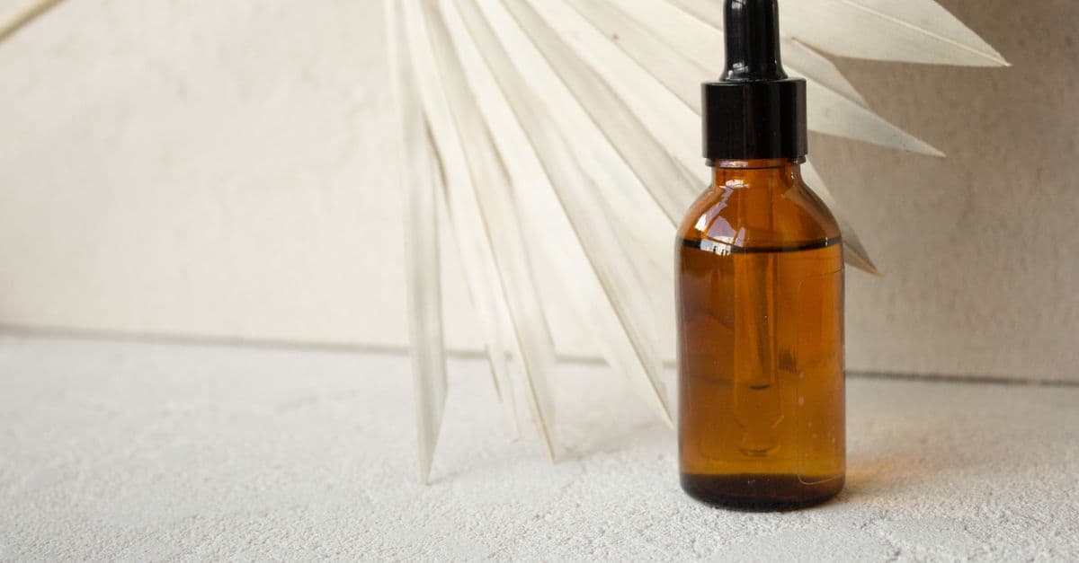 Cilt bakım rutininde kullanılan serum ve bakım ürünleri