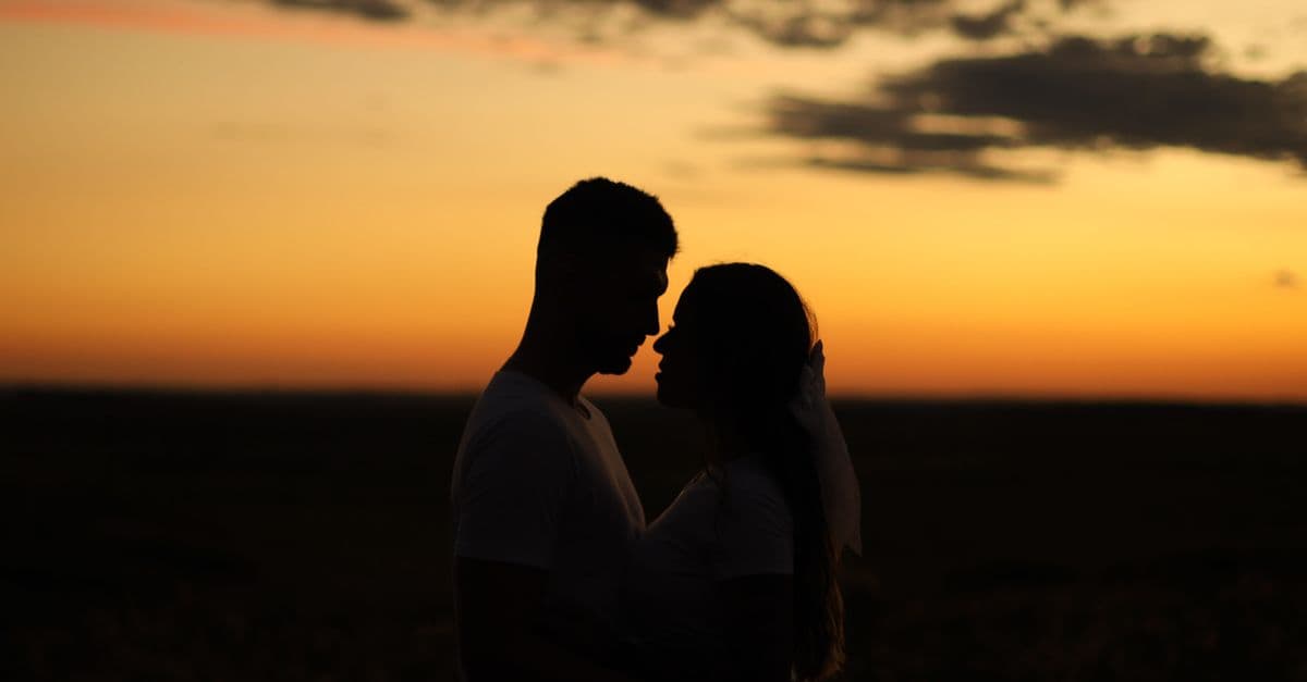 Romantik bir ortamda birlikte vakit geçiren çift