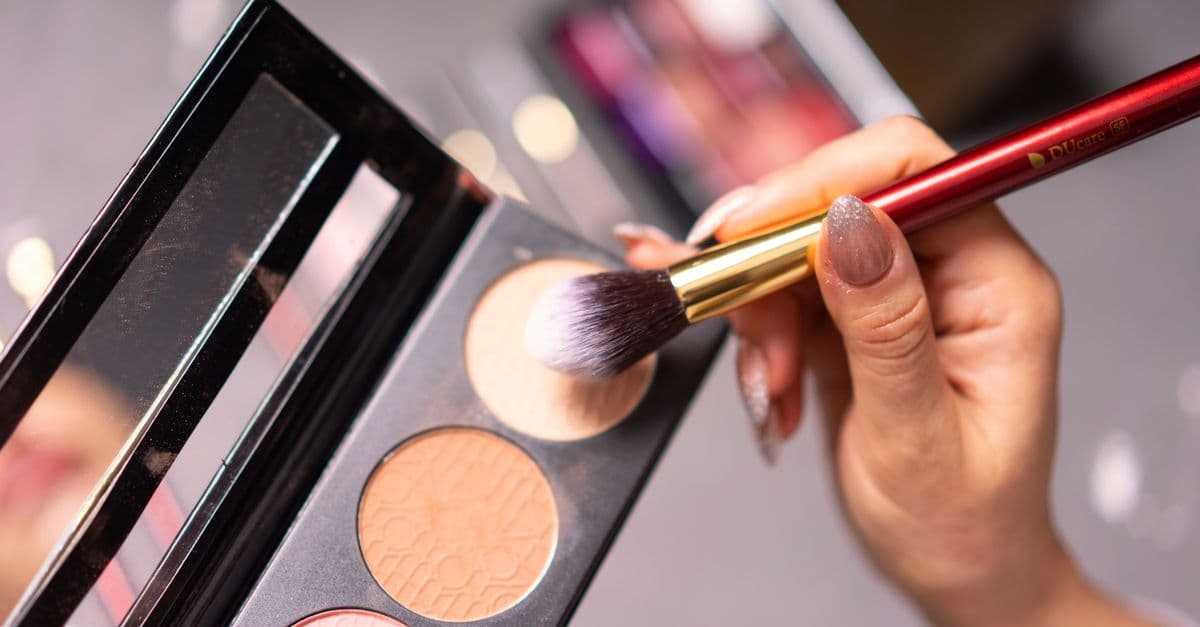 Bronzer fırçası ve elmacık kemiği bölgesinde uygulama anı
