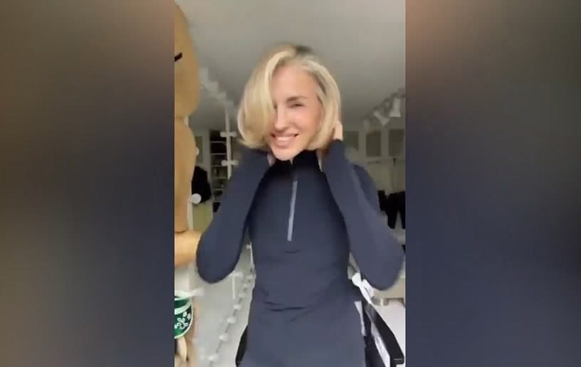 Burcu Esmersoy kısa bob kesimli yeni saçlarını gösteriyor