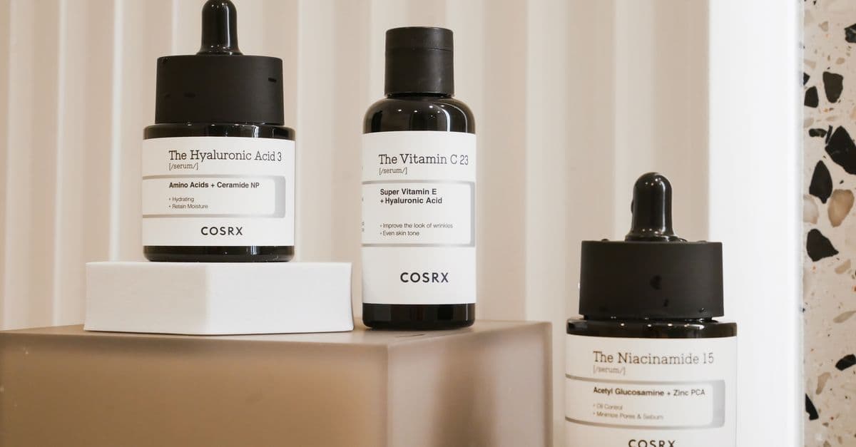Nemlendirici serum ve cilt bakım ürünleri masada düzenli şekilde duruyor