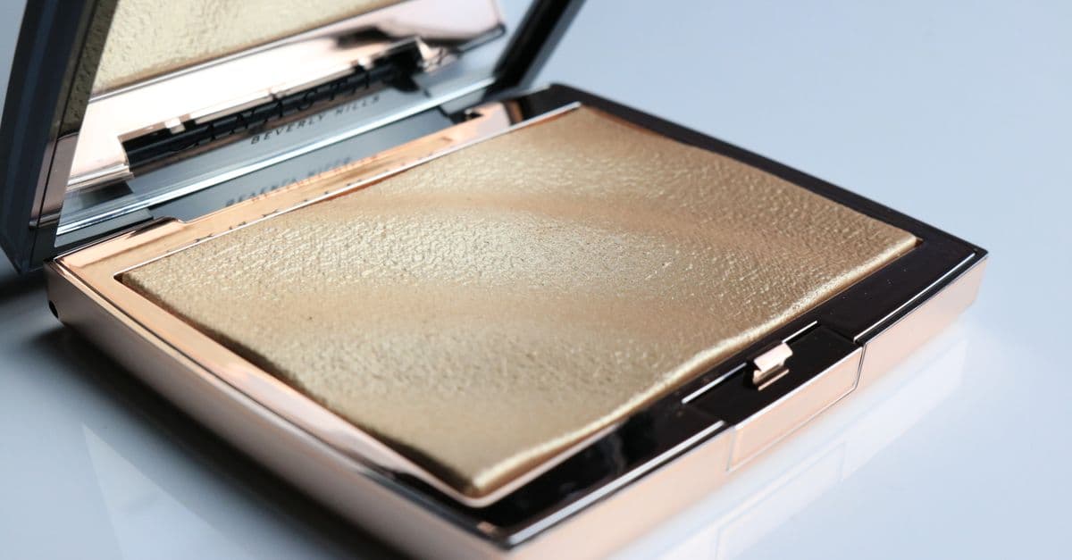 Highlighter ve makyaj ürünleri yakın çekimde parlak dokusuyla görünüyor