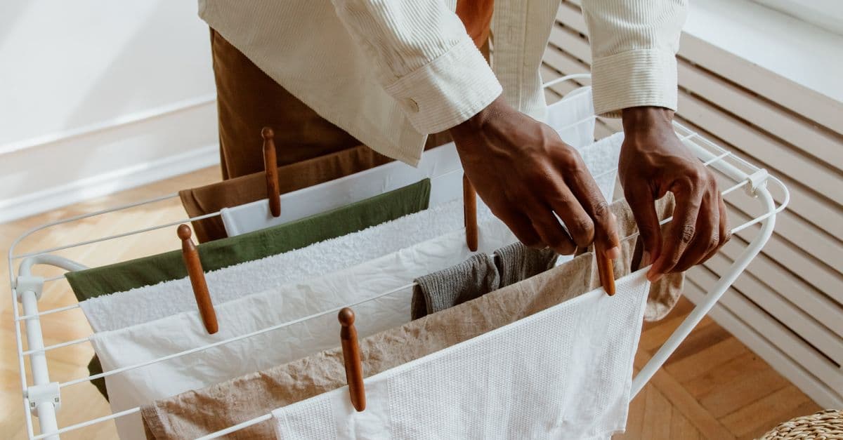 Ev içinde aralıklı biçimde askıya yerleştirilmiş çamaşırlar