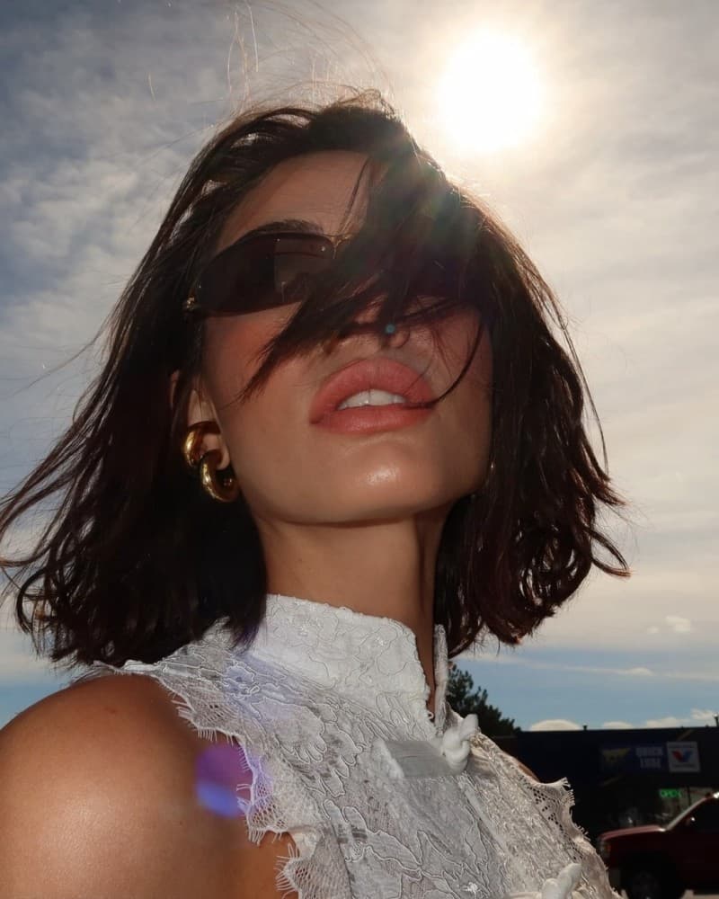 Demet Özdemir güneş gözlükleri ve kısa saç stiliyle poz verirken