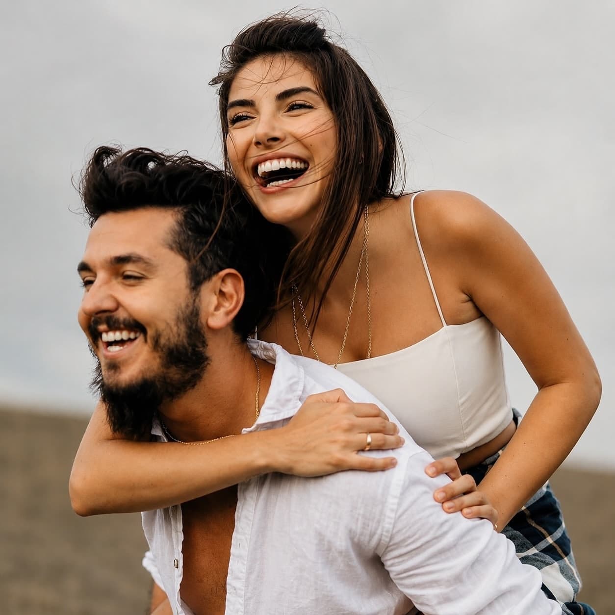 Deniz Baysal ve Barış Yurtçu sahilde gülümserken