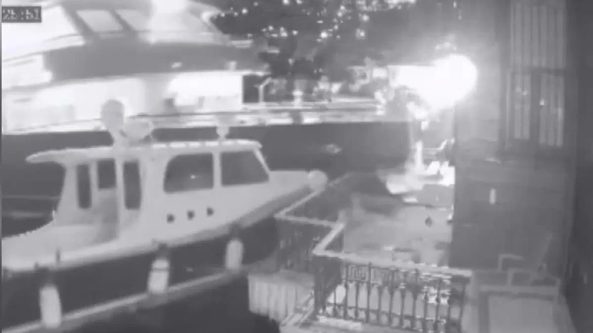 Yolcu vapurunun Derin Mermerci'nin yalısının iskelesine çarptığı güvenlik kamerası görüntüsü