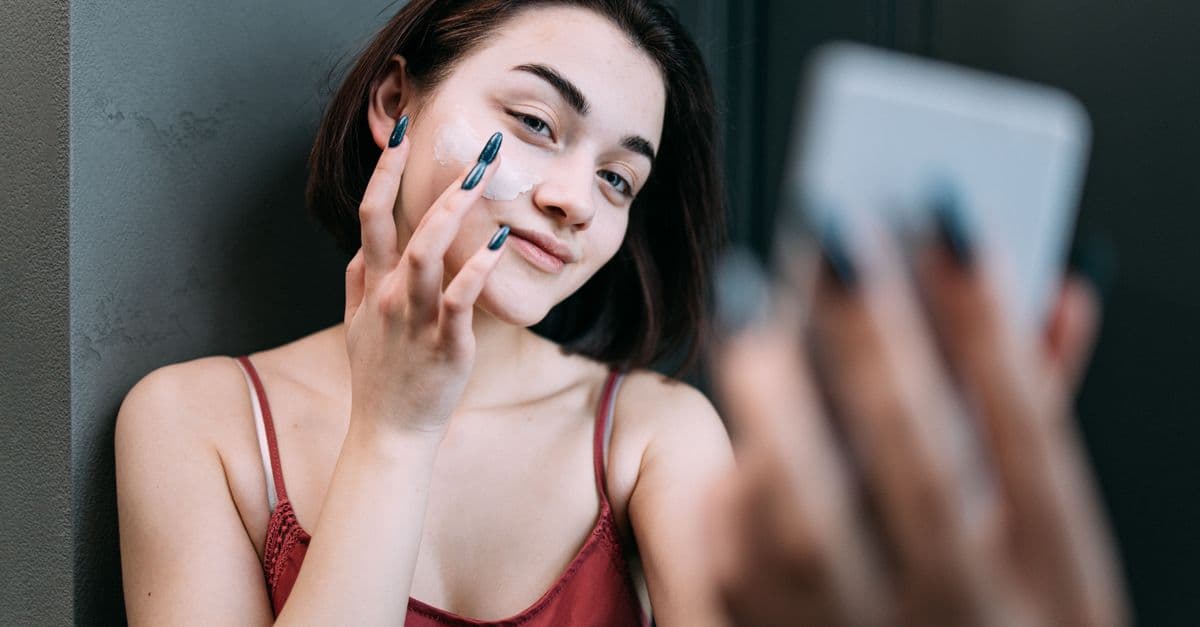 Dermaplaning sonrası cilt bakım rutini uygulayan bir kadın