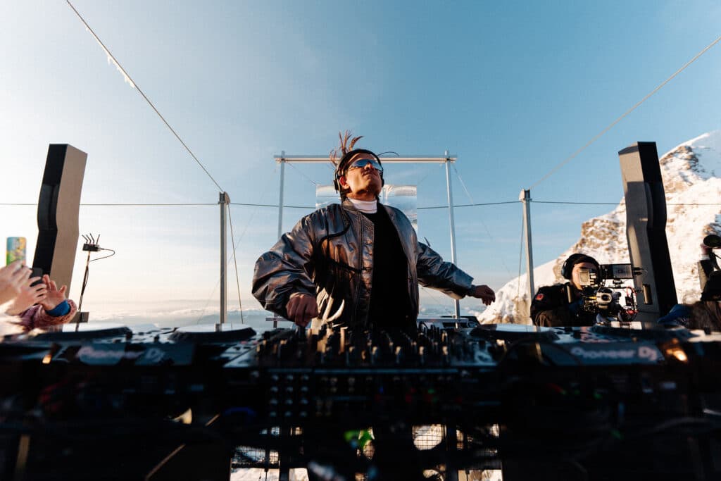 Argy açık hava DJ setinde
